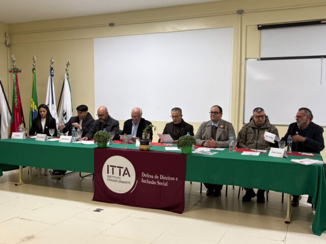 Momento da Solenidade de Mérito Institucional ITTA 2025, que reuniu autoridades e a comunidade para celebrar nossas conquistas na UNIPAMPA.